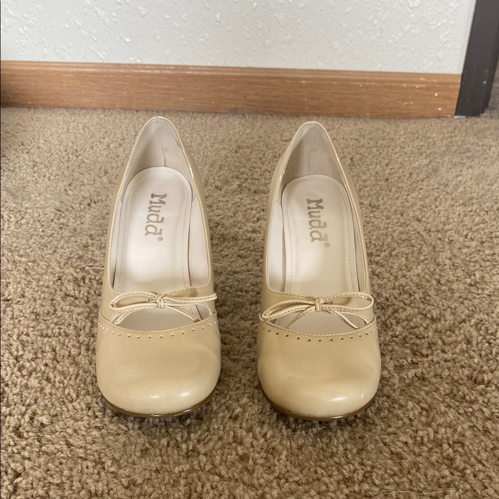 Mudd Beige Heels Elegant and Versatile